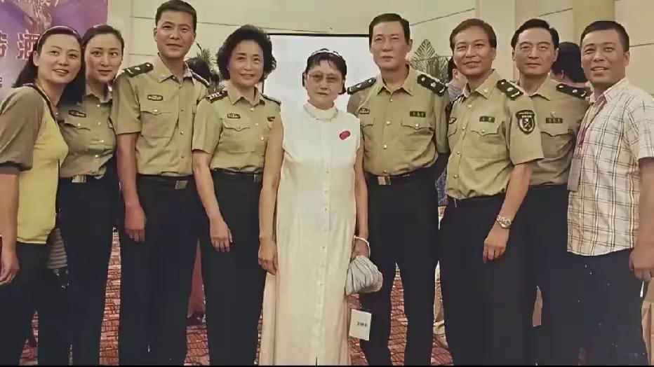 八一电影制片厂老艺术家们的合影老照片，王晓棠、刘之冰、庞敏、马晓伟、金鑫、赵晓明