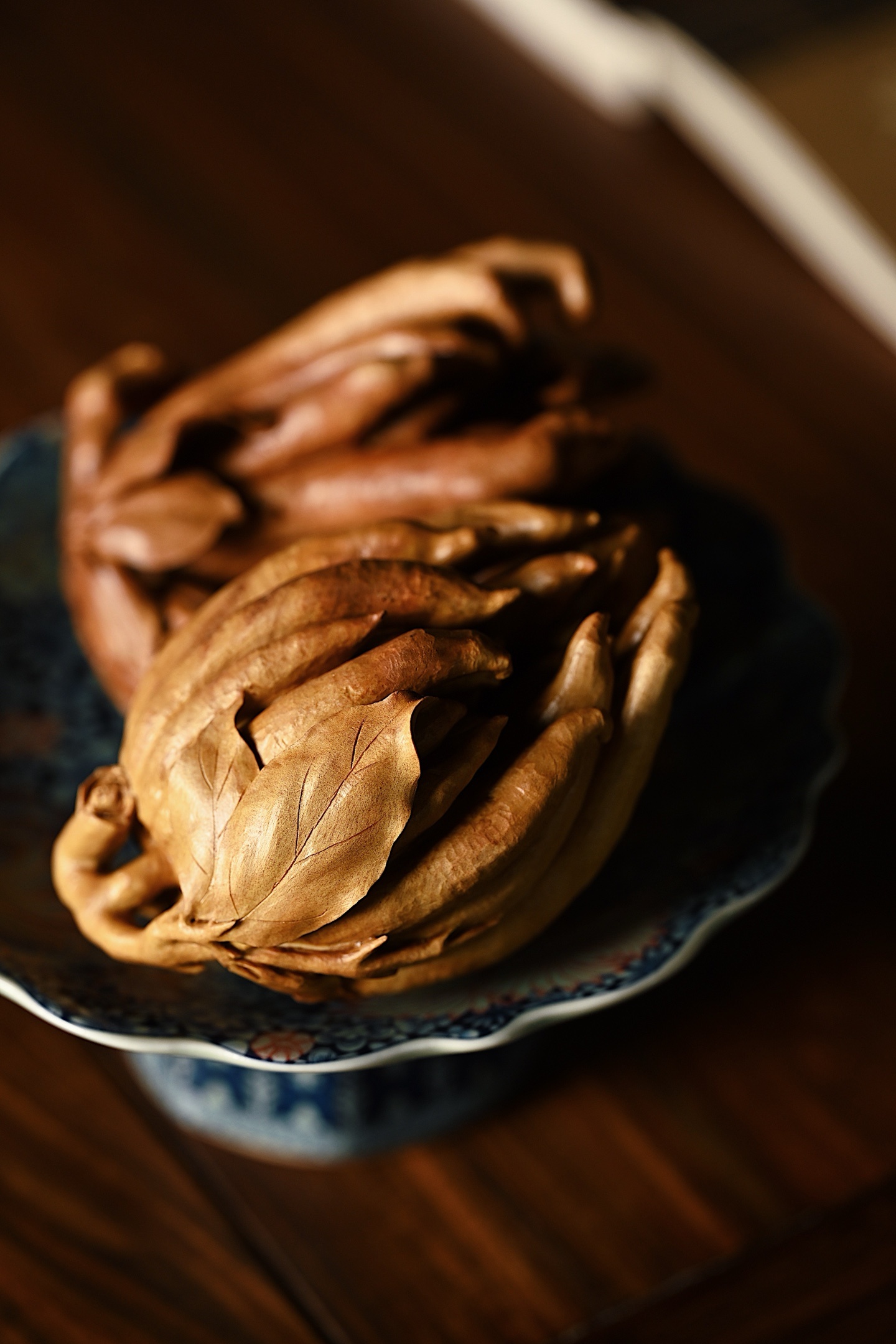 老山檀 | 佛手 一盘清供色泽温润，纯手工雕刻佛手形，形态饱满，古朴自然，或把玩