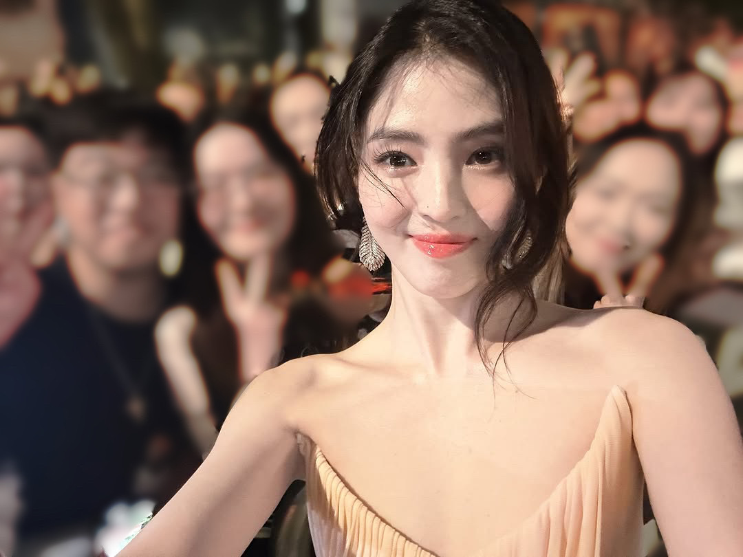 投稿韩素希多伦多国际电影节粉丝合照（路人已码）cr：12will.iam12_ 