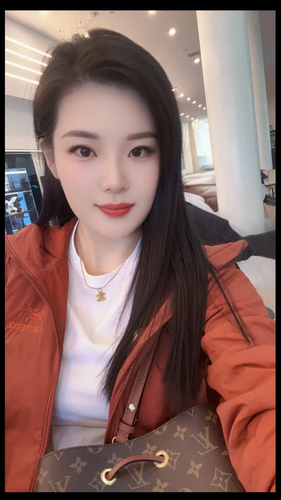 不要拿以前的事，来衡量现在的人，大家都在变，回头看谁都不是以前的样子