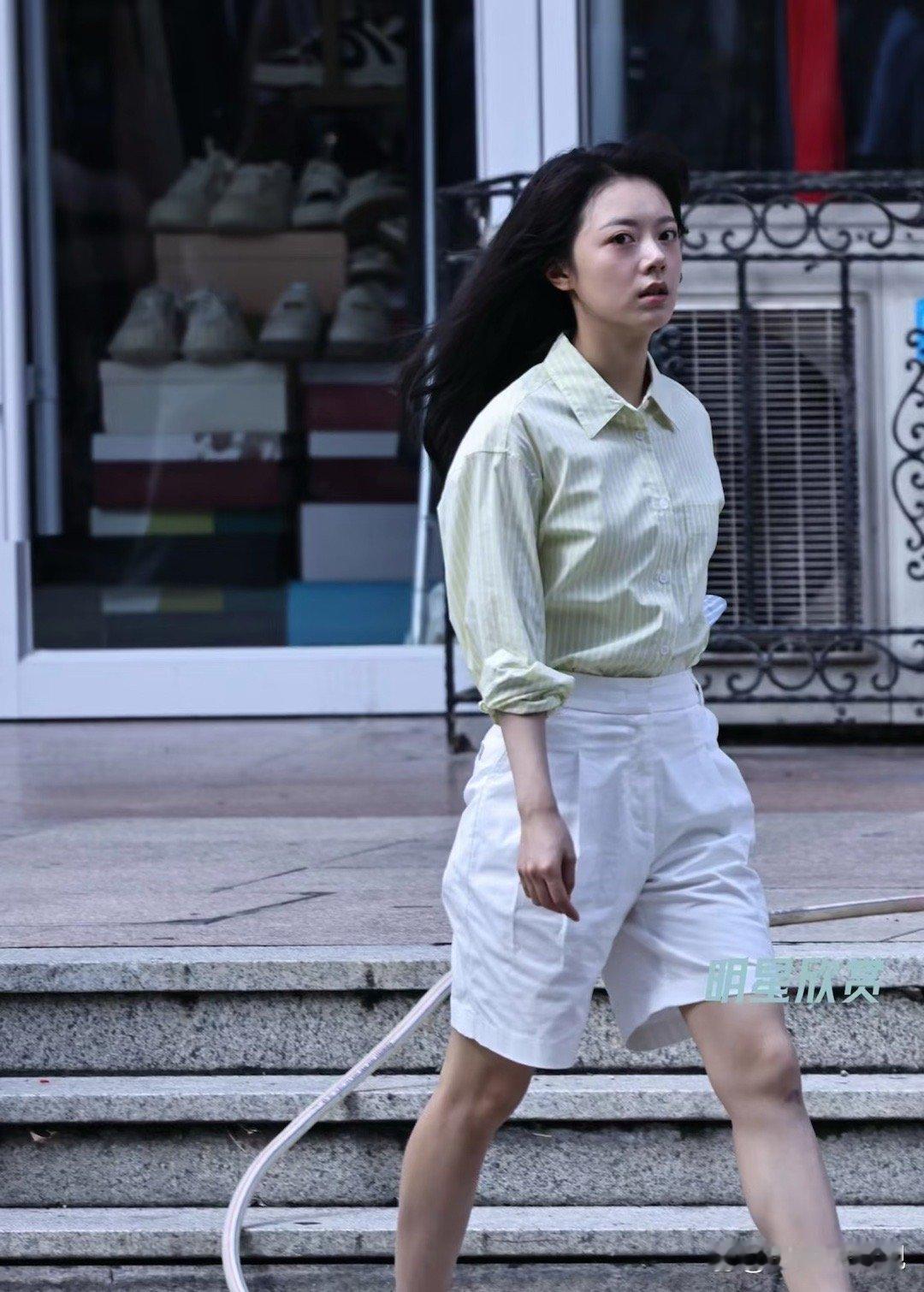 赵今麦新剧，这个剧服装搭配师审美感觉不太行，单看衣服土土的很安心，幸好有麦麦的颜