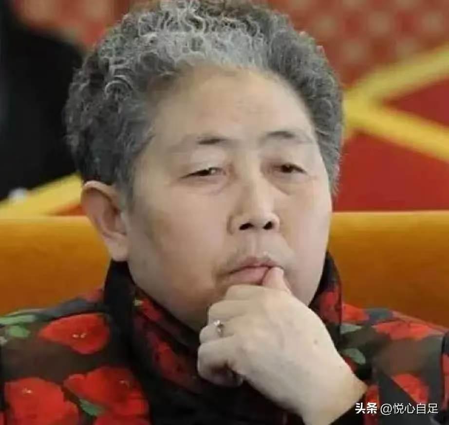 有人打包票，
说现在全网最讨厌的人就是陶华碧，
不是因为她的老干妈一年赚了54亿