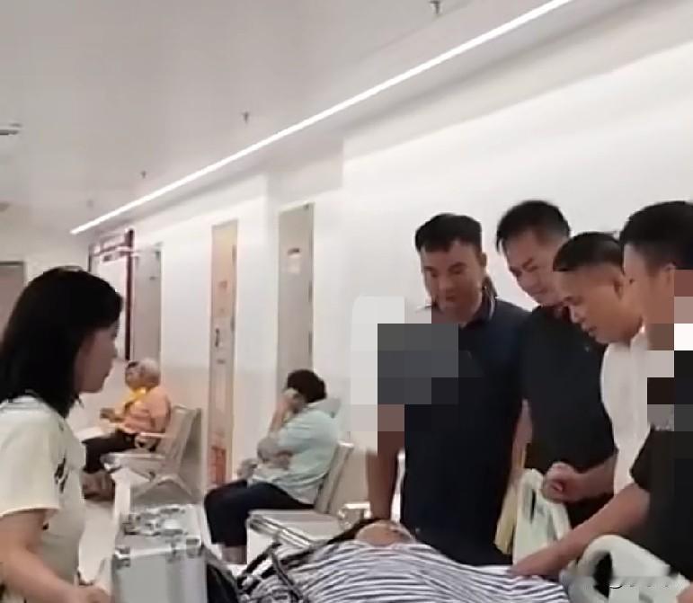 近日，广西南宁市宾阳县黄安村的黄应龙一家接连遭遇横祸:未满周岁的幼子确诊恶性淋巴