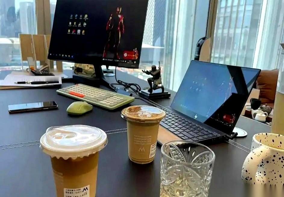 你信不信，能瞬间毁掉一个成年人下班心情的，根本不是什么职场斗争。
而是推开门那一