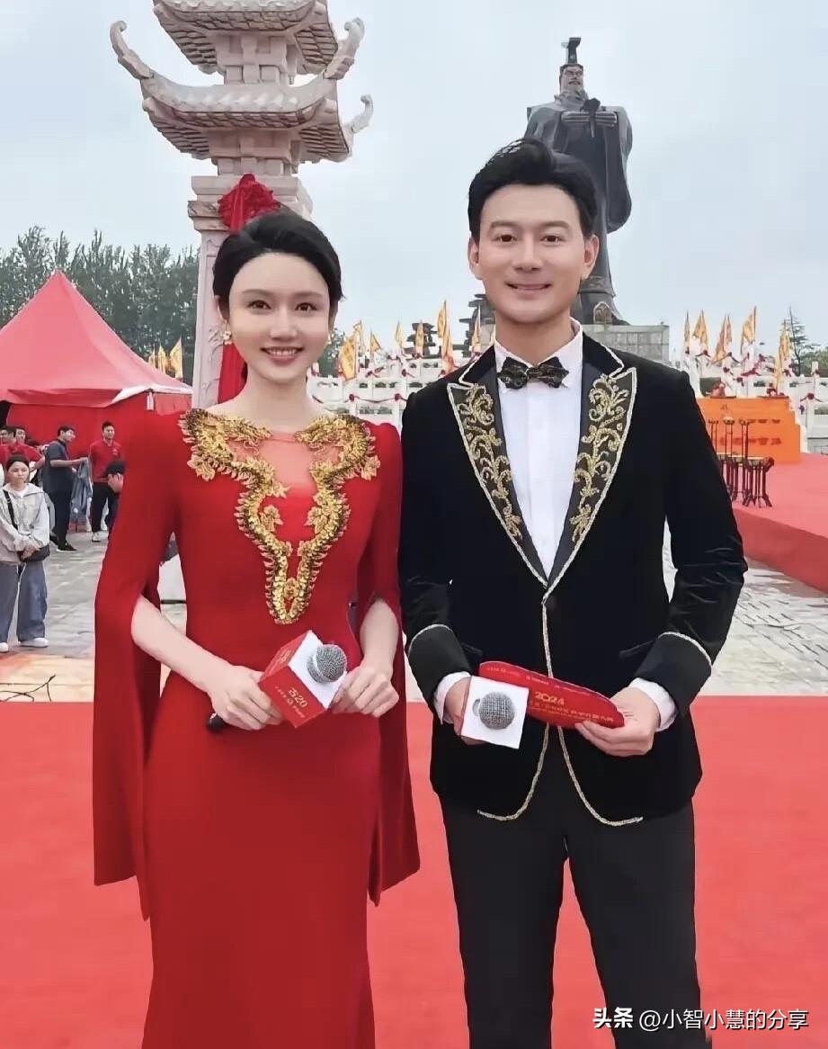这种主持人搭档一起外出主持节目好养眼，龙洋都是央视里的顶级主持人，连续很多年都担