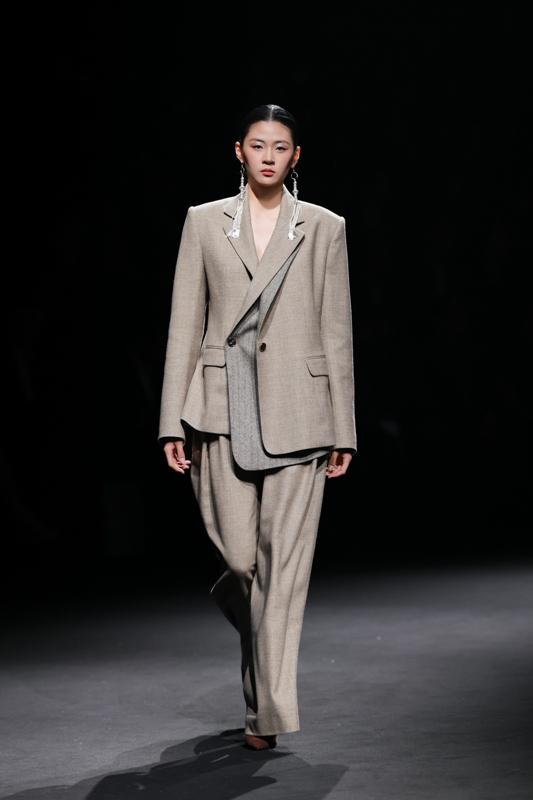 衣迪阿诺·梁燕|北服日 2026春季中国国际时装周，"山河史诗·彝生之境"大秀惊