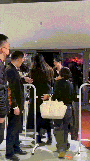 古力娜扎穿比基尼裤子出游。
深V造型，两边开叉高的离谱。
长长的裙摆拖在地上，一