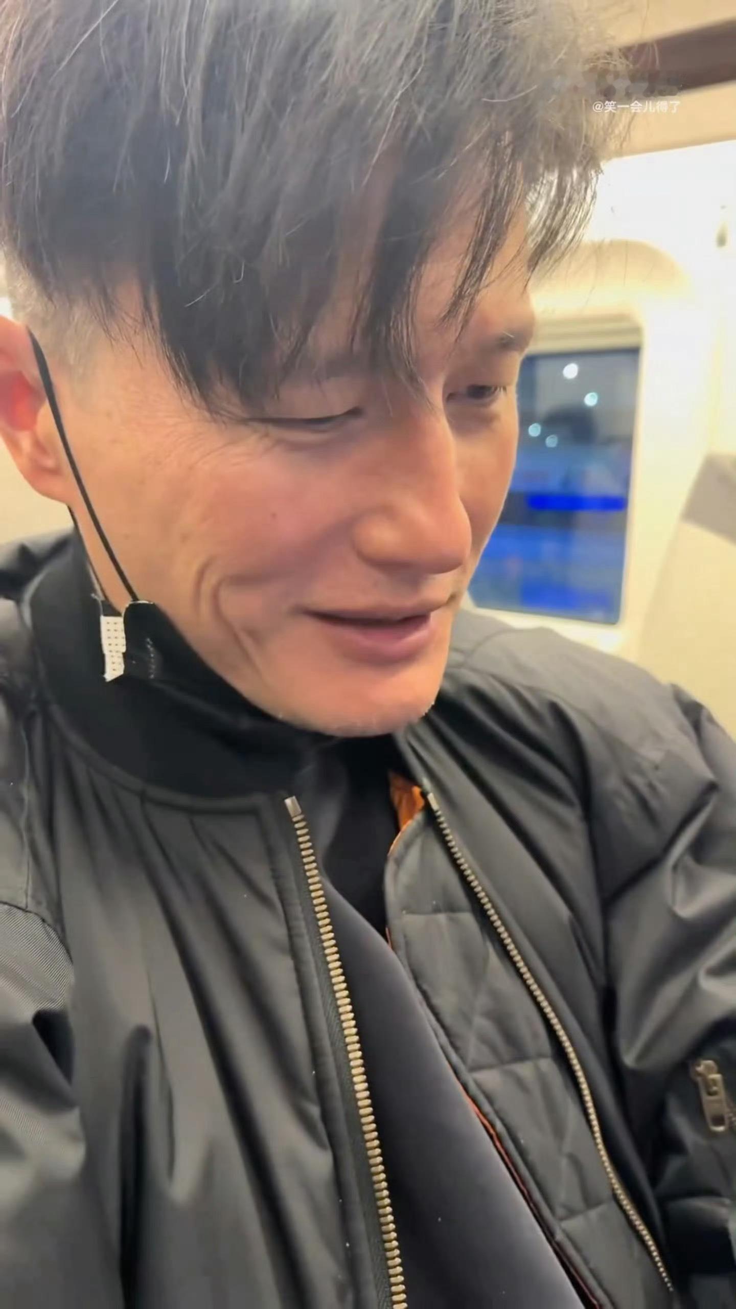 尹子维跟徐冬冬官宣后状态 尹子维这是把冬冬宠上天的节奏啊，狗粮我先吃为敬！这波真