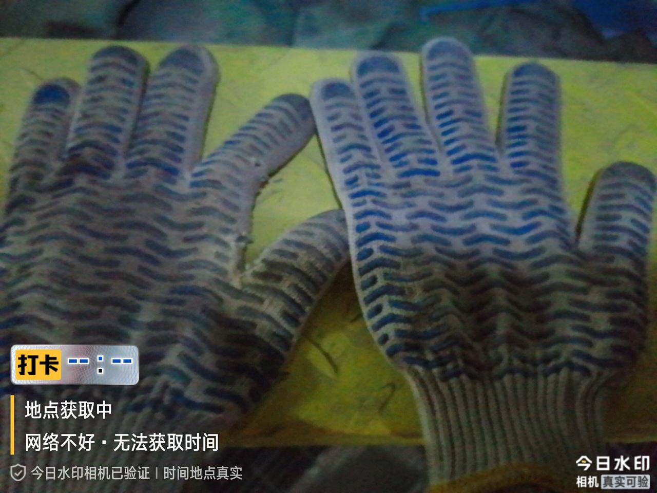 大家好，我是水电工星仔，在工地捡了一双西门子调试的劳保手套，用这副手套盖桥架盖板