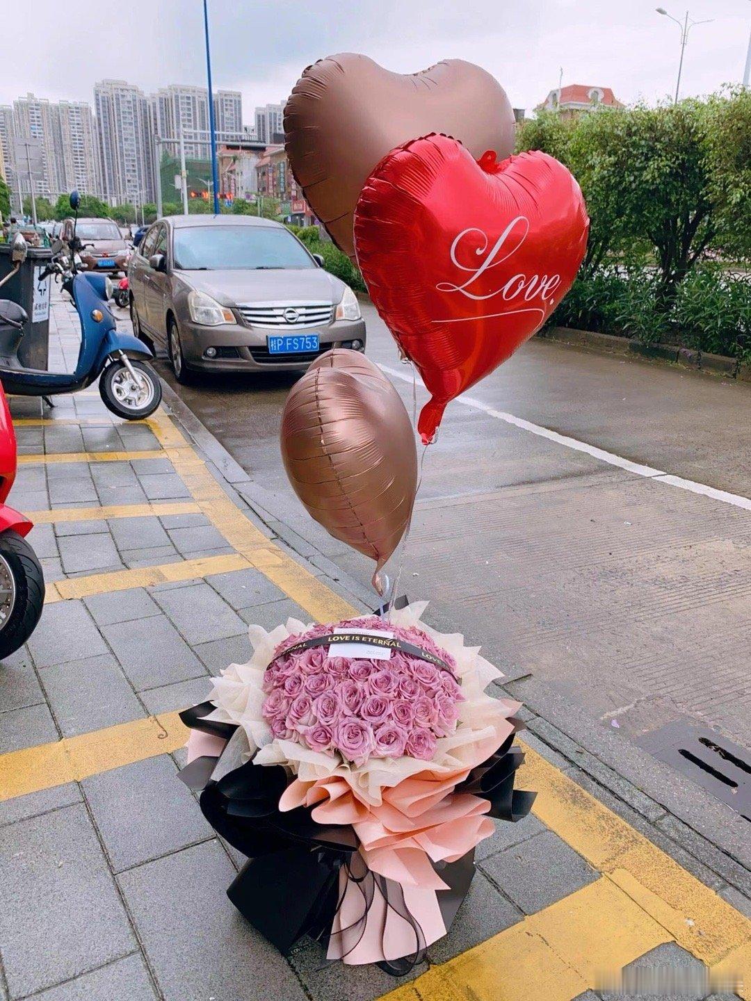 #周杰伦口中的告白气球奔现了# 告白气球不仅仅是一种装饰，更是一种情感的传递。这