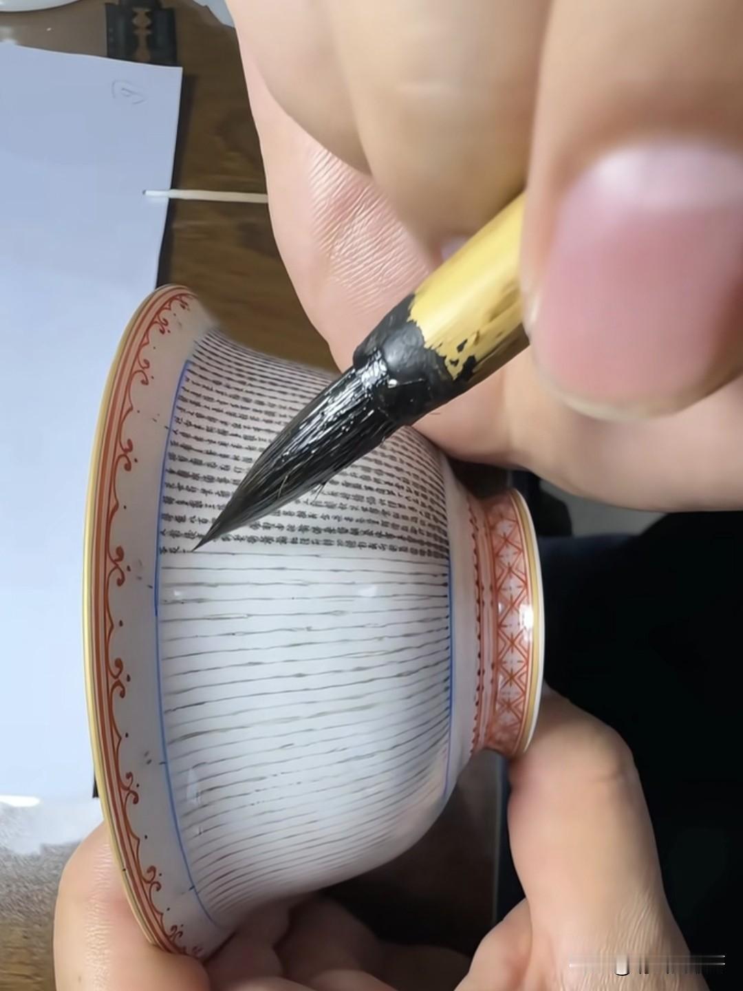 景德镇瓷器上写字的功夫，确实不是一般人能驾驭的。当地有种职业写字匠，瓷上写字苍劲