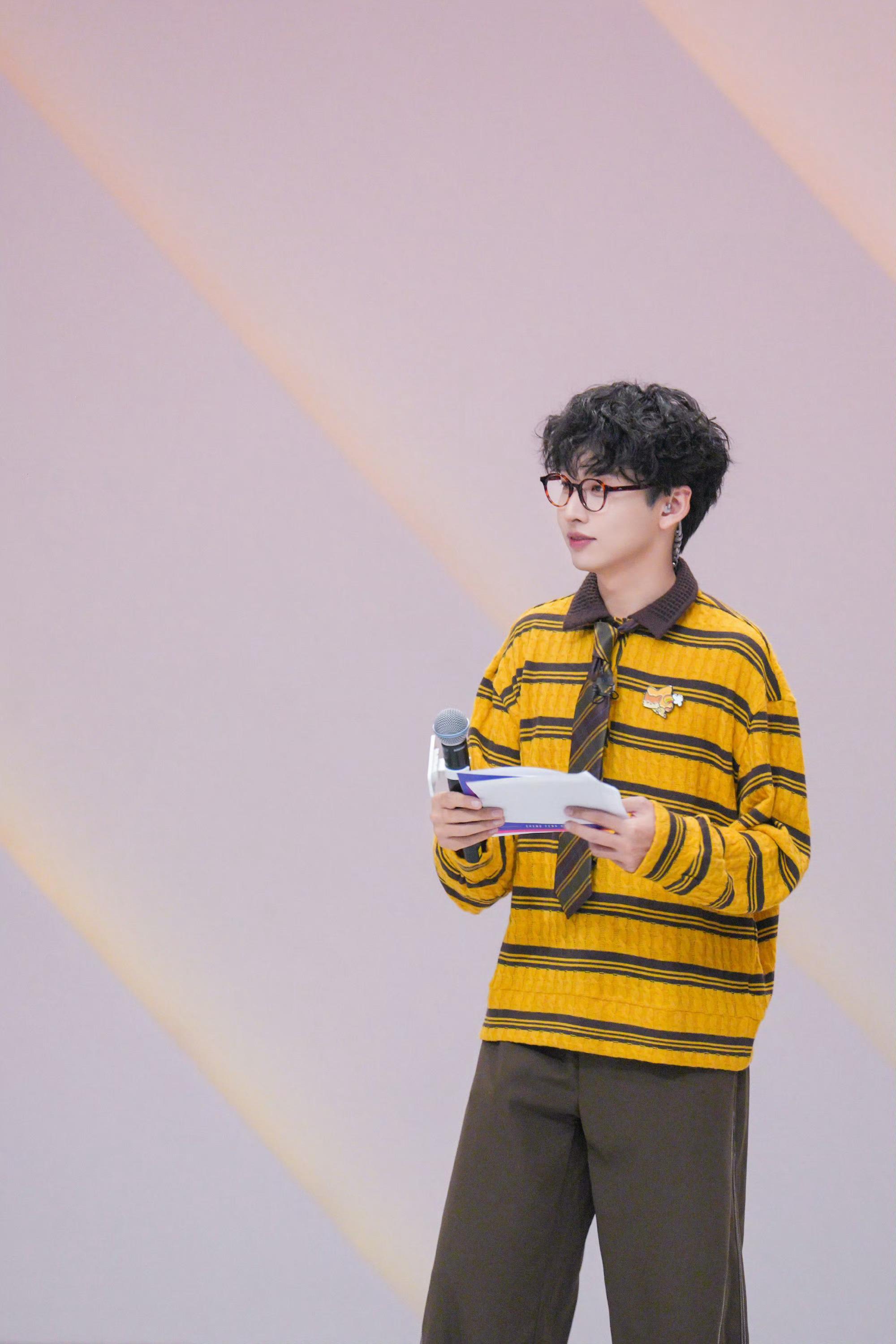 齐思钧主持能力齐思钧一直都是那种细心又有分寸的人，很多时候不用多说，一个眼神他就