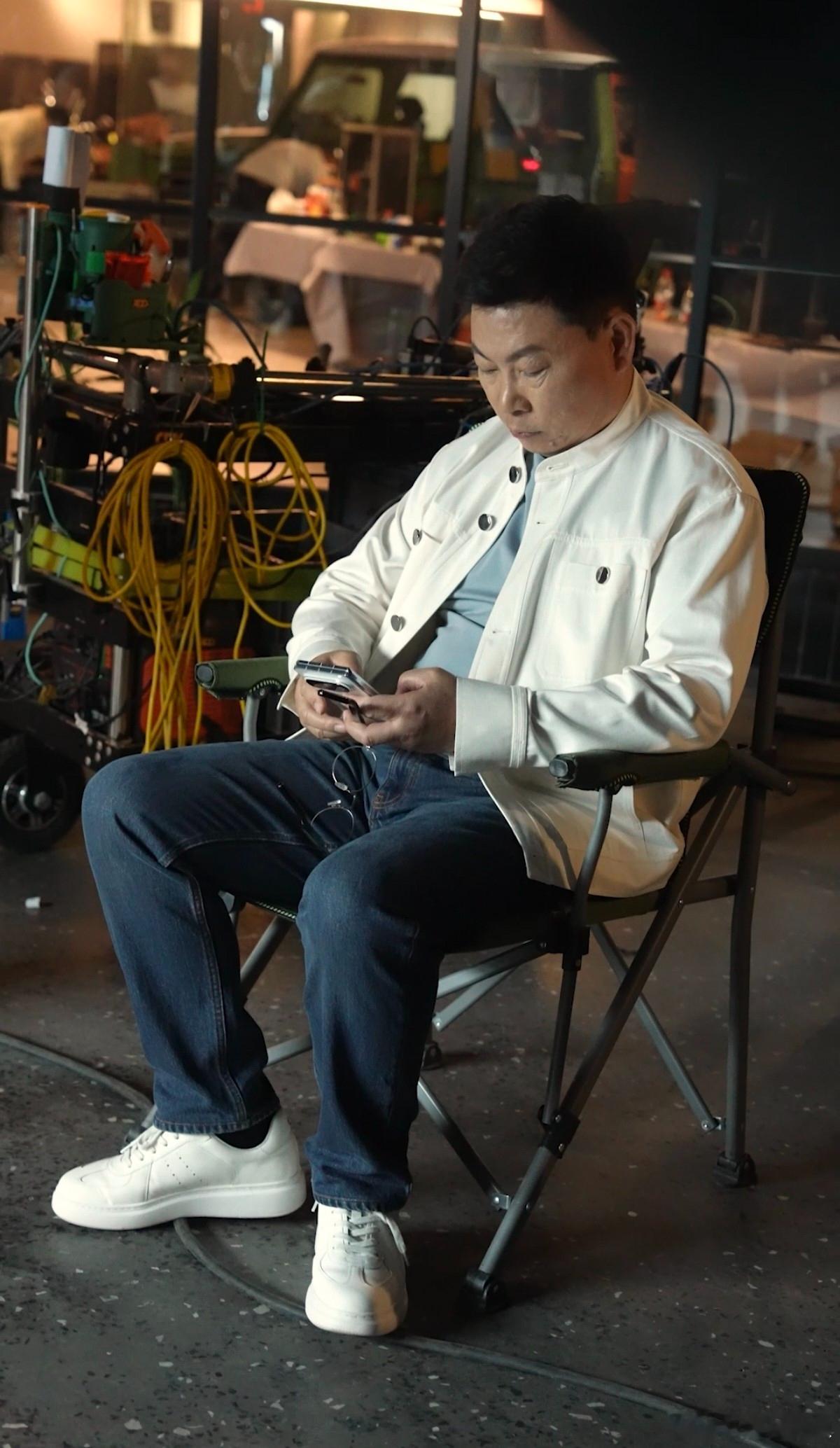 刷到余承东手持大阔折浏览冲浪，从三折叠到阔折叠再到大阔折，不得不感叹一句华为再放