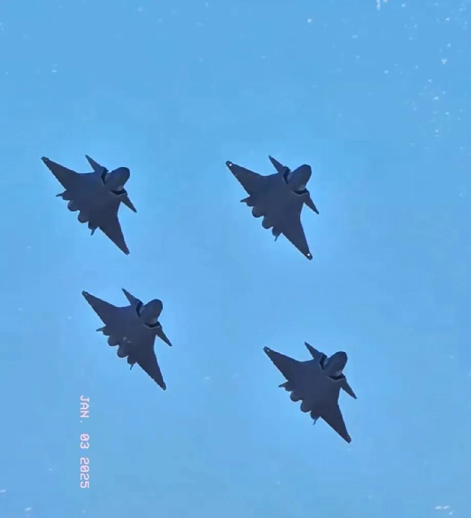 快讯！快，！
四架歼-20同时升空！
四架歼-20同时升空，明显是成飞故意为西方