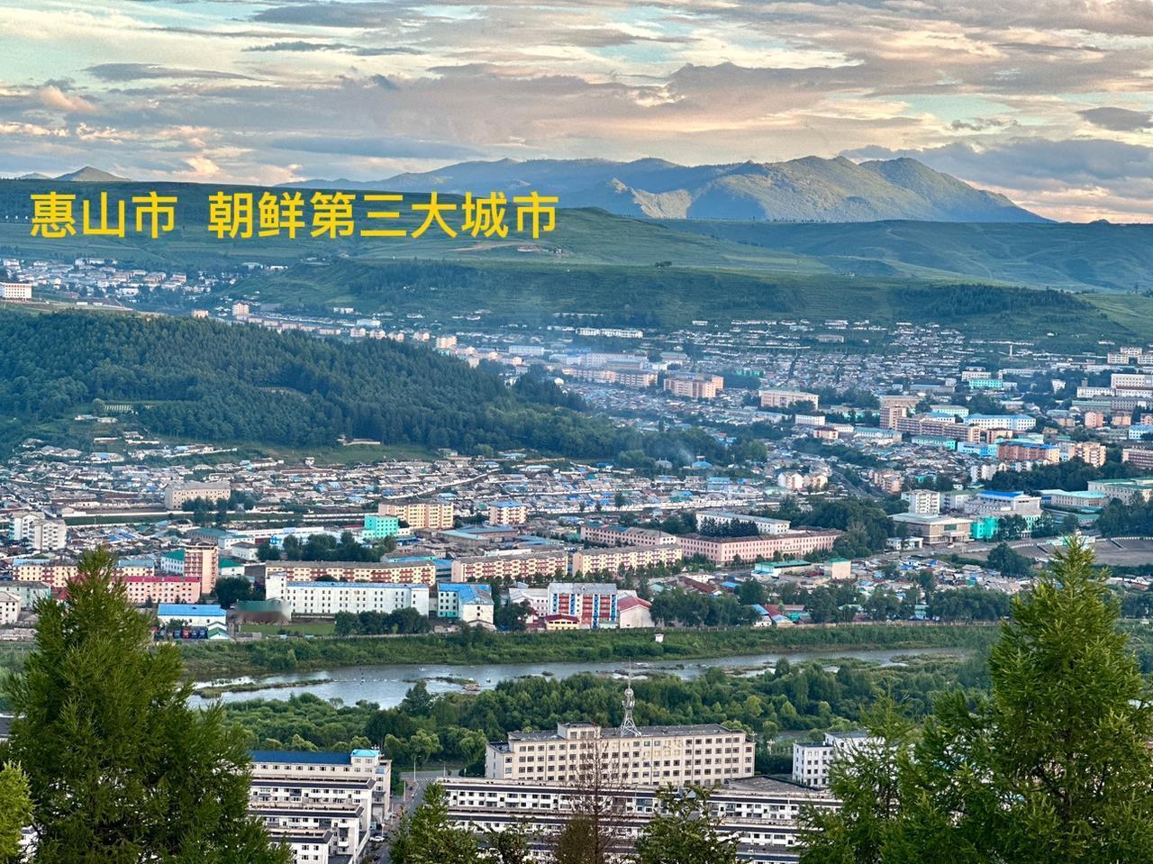 真实的朝鲜🇰🇵什么样？站在中国就能看到朝鲜，离得太近了！

这里就是长白县。