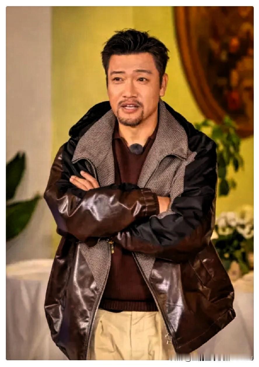 说实话，  
贾冰这次塌不了房。
 
关起包厢跟老友吃饭，抽烟喝酒随口说几句粗话