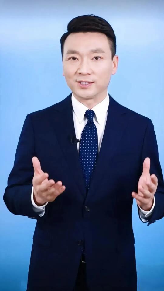 一次，鲁豫问康辉:“特别热的时候，你播《新闻联播》时，会不会上身穿西装...