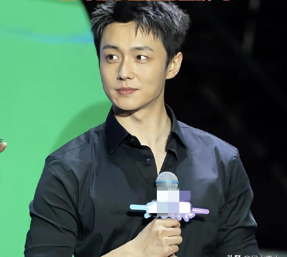 那一刻。
他把“李兰迪”念成了“李云迪”。
台下一瞬间安静得像被掐了电源。
口误