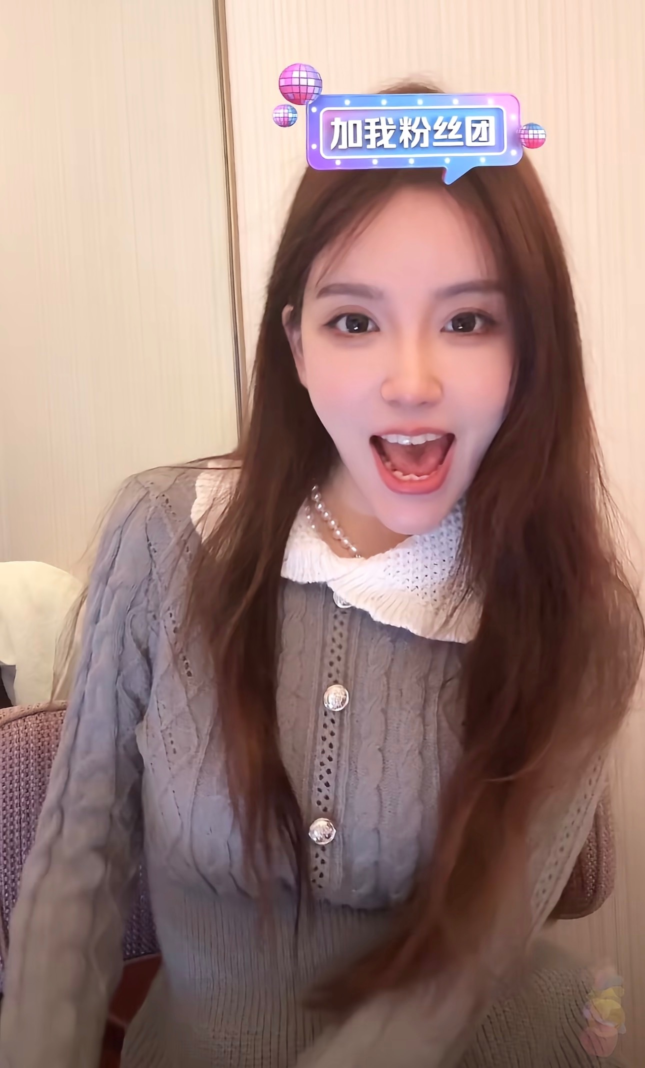 LPL最美女解说Rita的四种不同穿搭风格，你最 pick 哪种？图一：小香风图