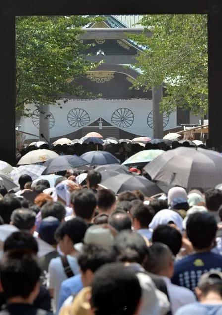 笔骨子有事说事 ⚠️大批日本民众排队参拜靖国神社看到大批日本民众排队参拜靖国神社