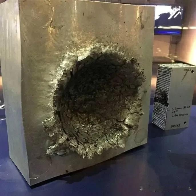一粒米以光速撞击地球，能把地球摧毁么？[机智]不可能！有人发了个图，说一块14克