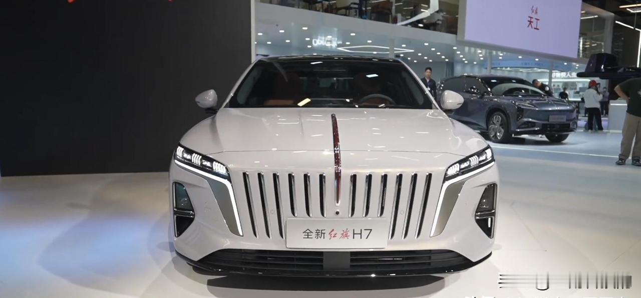 2026成都国际车展上，全新红旗H7让我眼前一亮。
 
这次成都车展不少国产车型