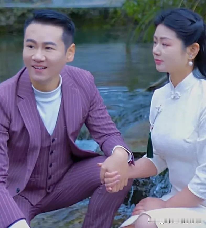 徐子崴油头粉面的样子令人作呕

头条上有位男直播直言:徐子崴和罗姣一起表演，除了