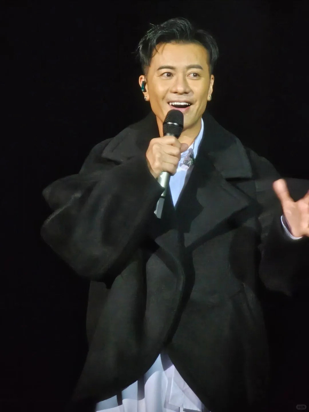 在超越班竟然看到陈奕迅 陈奕迅说佩服梁汉文勇于挑战自我的勇气，这话从Eason嘴