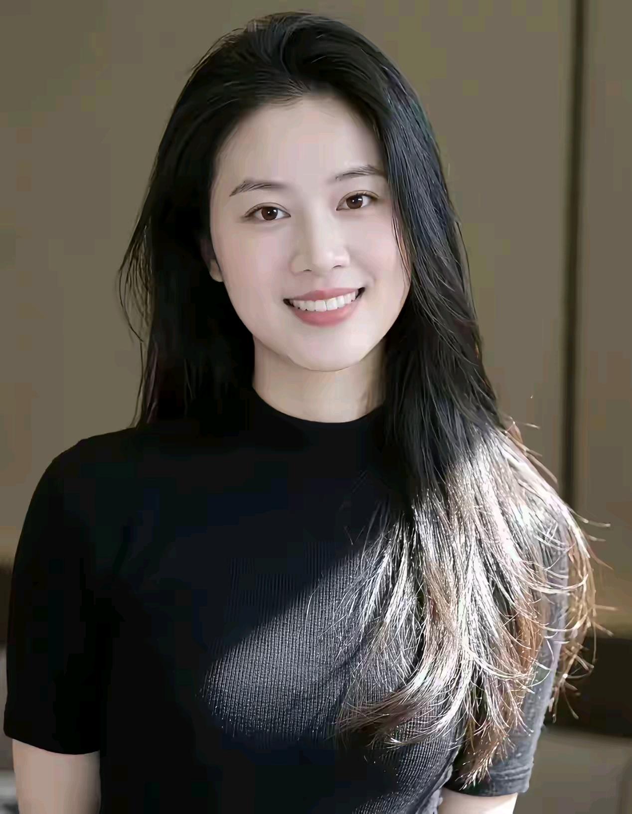温婉清妍
柔眸含笑韵幽然，墨发垂肩映暖烟。
素衣一袭添佳态，清逸气质本天然。
柔