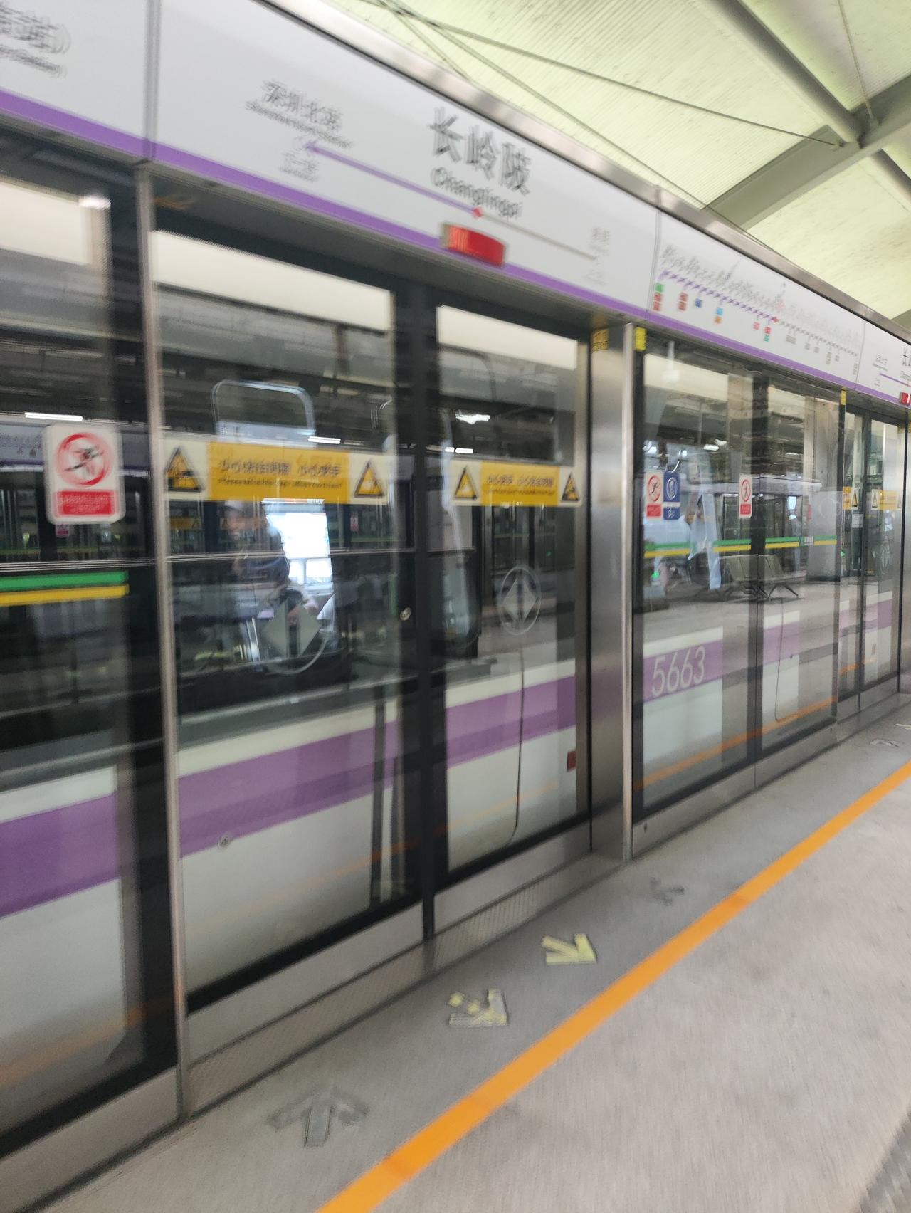 长岭陂这个地铁站，以前不开心的时候，会来这里哭一场，因为下一站就是深圳北。
到了