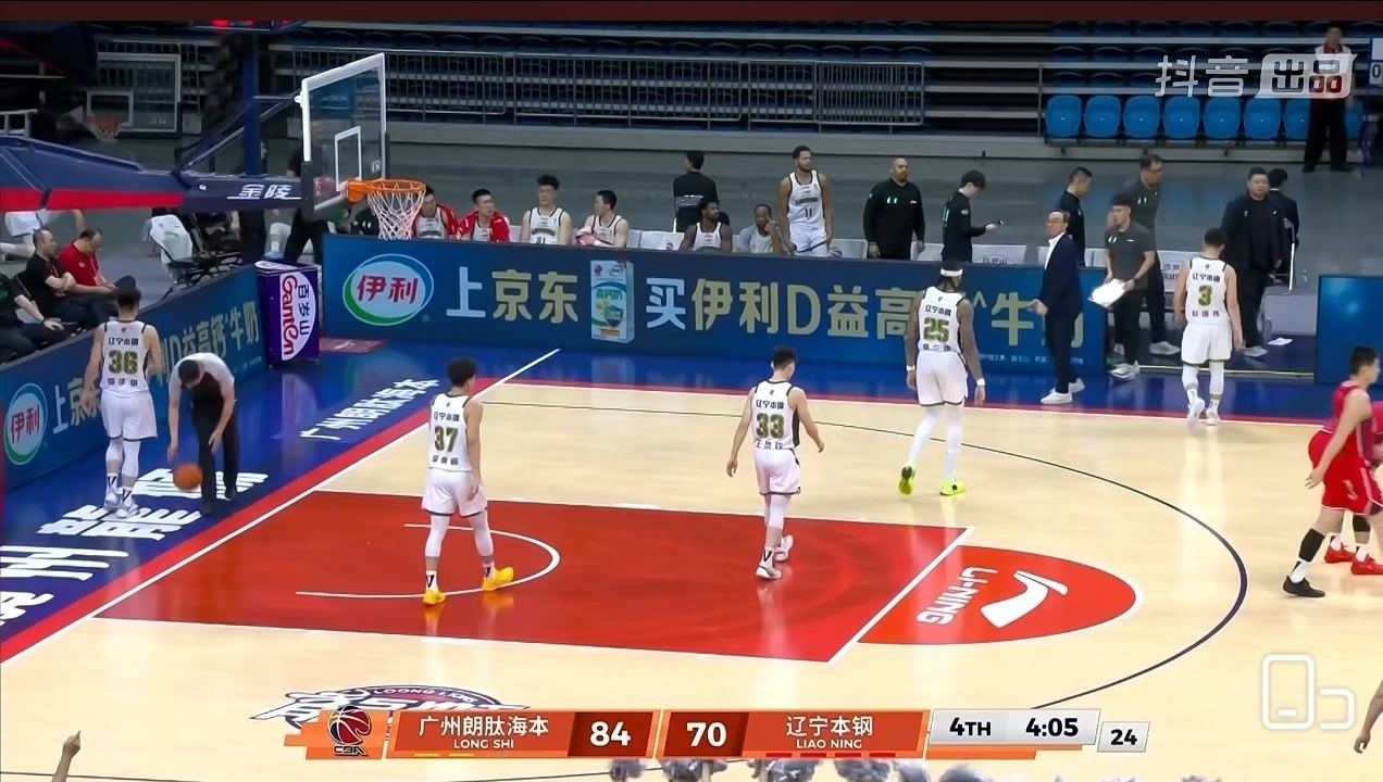 这场徐昕打辽宁打出了以前韩德君打宏远队的效果。进攻全是牵制，你不能放我，放我就扣