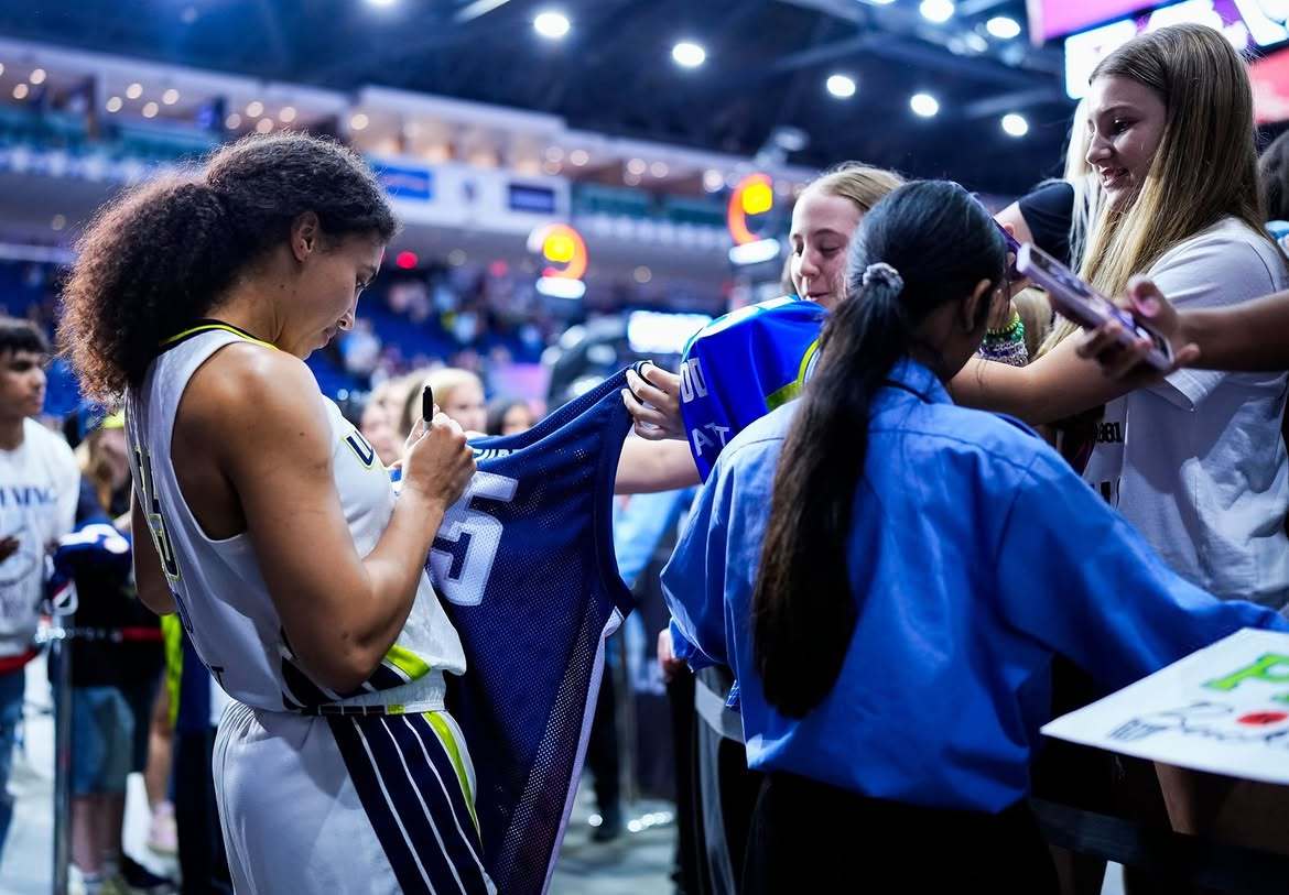AzziFudd👸peoplesprincessigDallas Wings 