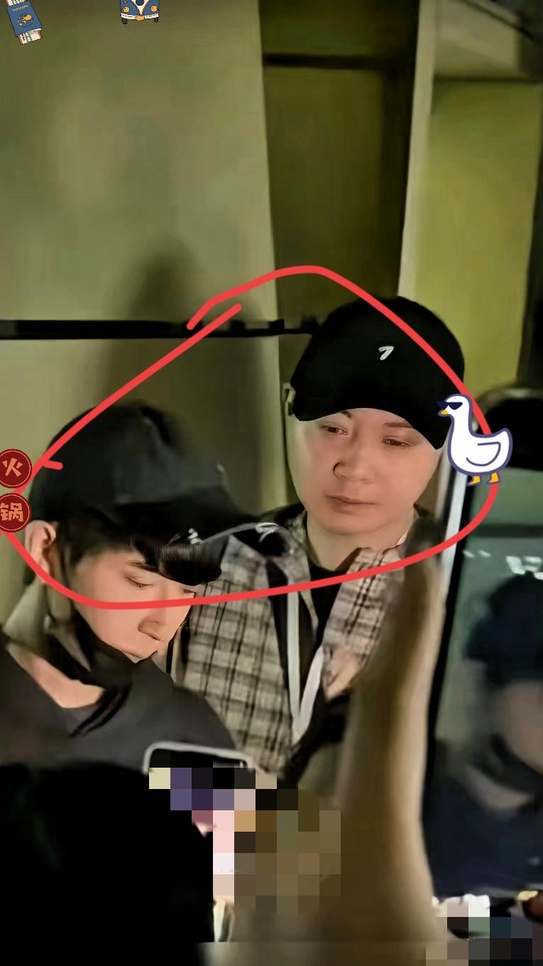 见过这么可怕的经纪人吗？
小于真的很怕他！
 
前一秒还在给粉丝微笑签名，脸上满
