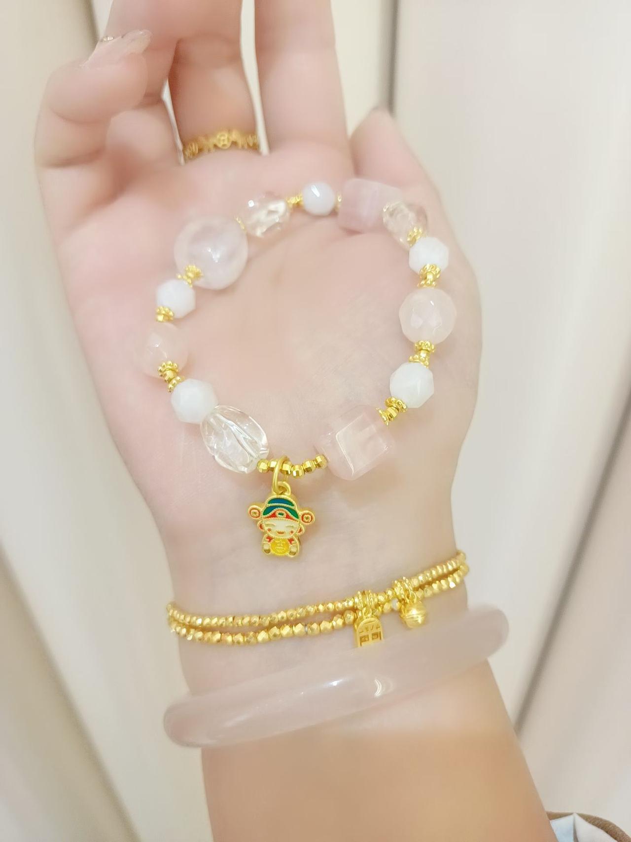 精致手链搭配，甜美与奢华并存！💍✨