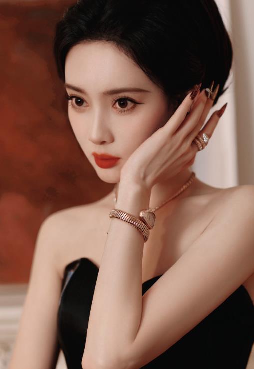 今年的 ，从主持人手卡厚度就能看得出来，吸引了娱乐圈诸多明星参与。从目前的数据来