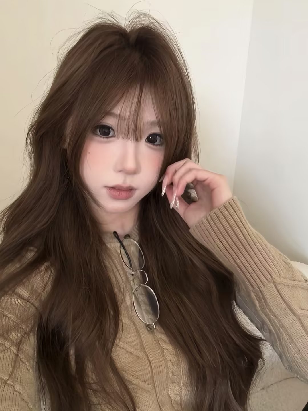眼妆低饱和温柔挂，哑光大地色平铺晕染，层次淡雅不浮夸，眼线纤细拉长眼型，睫毛卷翘