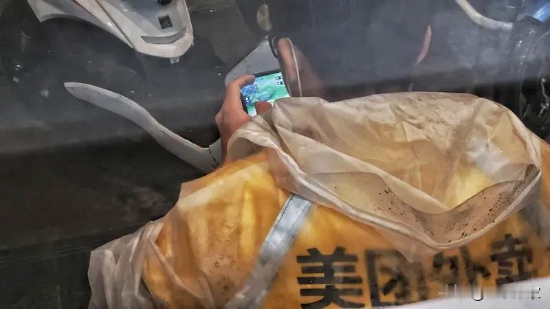 6亿阅读量的“妻子被丈夫要求同送外卖体验赚钱”话题太抓眼球了，这背后到底藏着啥故