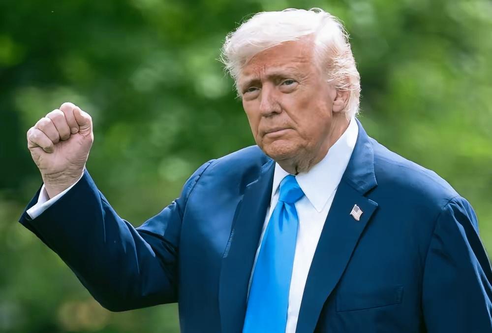 特朗普高调邀请中国访美！很多人以为这只是中美关系重回巅峰。错了！真相是特朗普正被