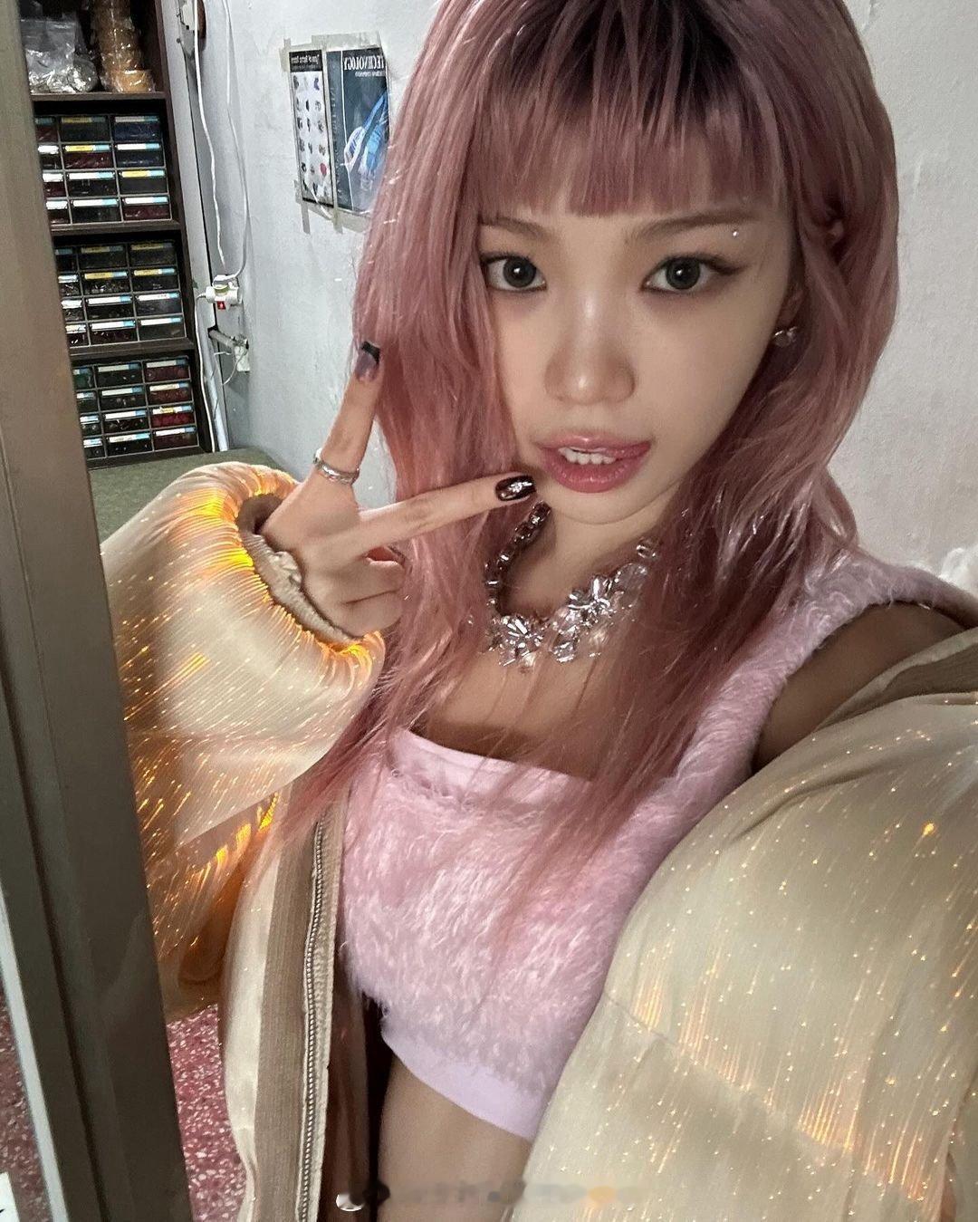 金采源ins晒照，粉色头发好漂亮😍～ ​​​