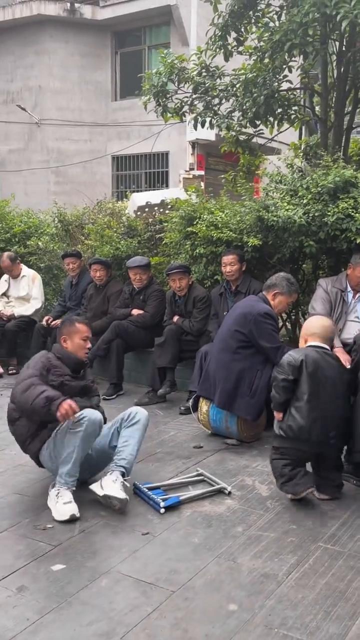 打他。