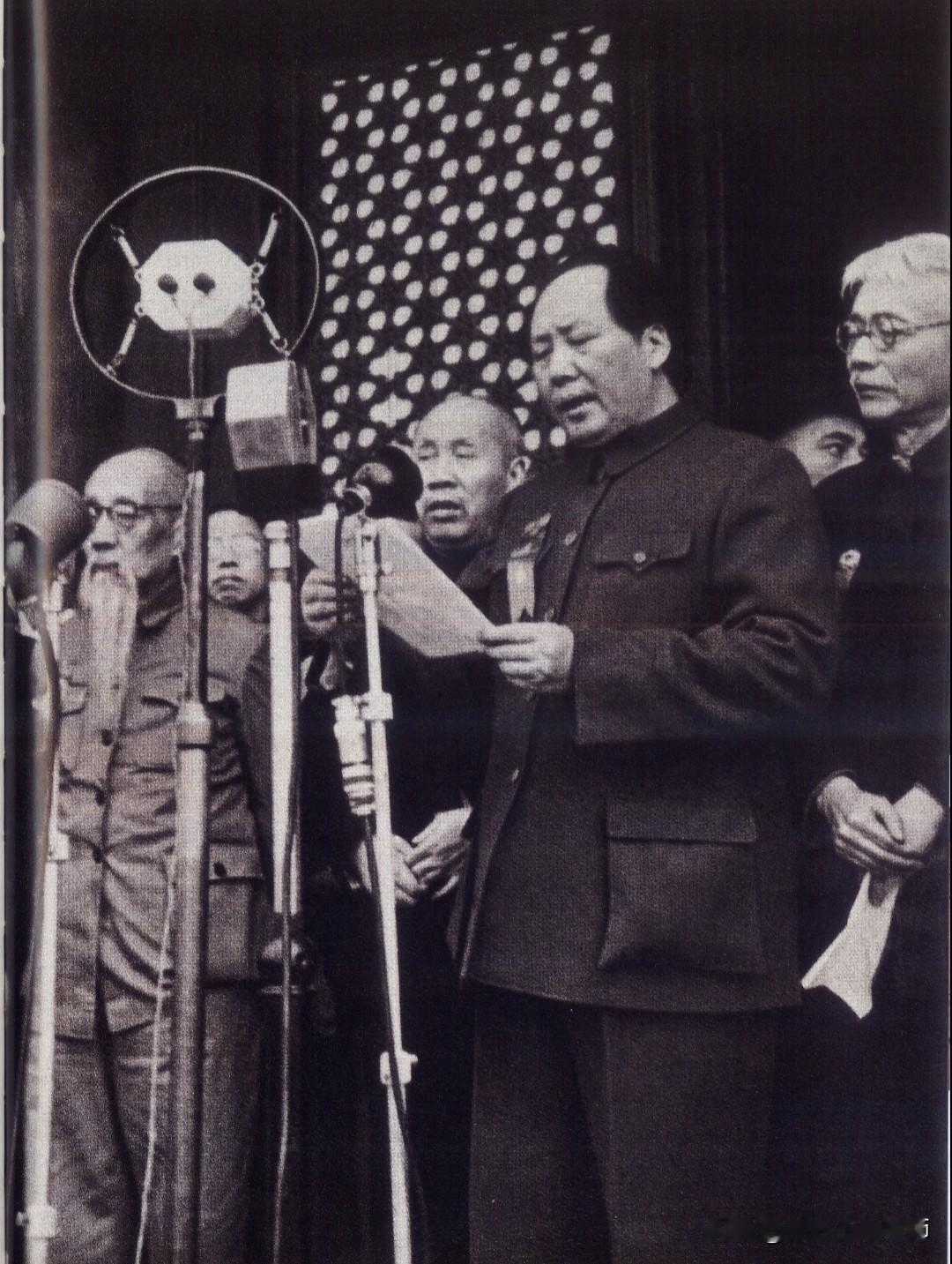开国大典站在毛主席旁边的几位我只认识董必武，左边这位长胡须的老者是谁？右边这位看
