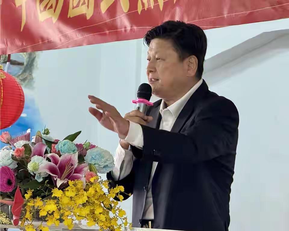 台湾1.25万亿新台币军购预算，正在把岛内吵翻了天。国民党党团总召傅崐萁直接表态