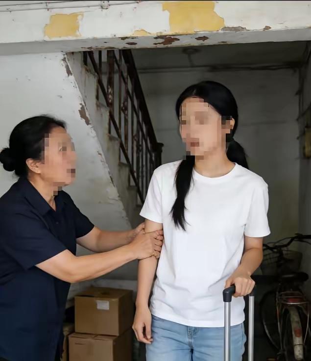 有位姑娘退租时，房东里里外外检查了房间整整五天。就在她拖着行李箱准备下楼时，房东