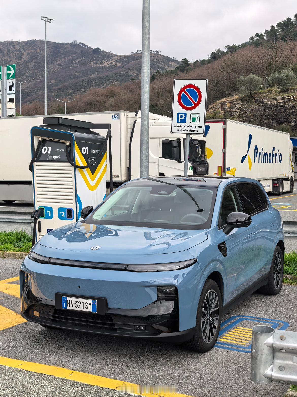 原本还担心电车在欧洲会有续航焦虑，结果完全多虑。高速服务区、城镇周边的充电站都很