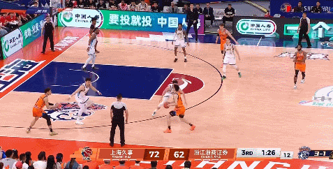 上海男篮vs广厦男篮 三节不到20+11，今天的王哲林太猛了 