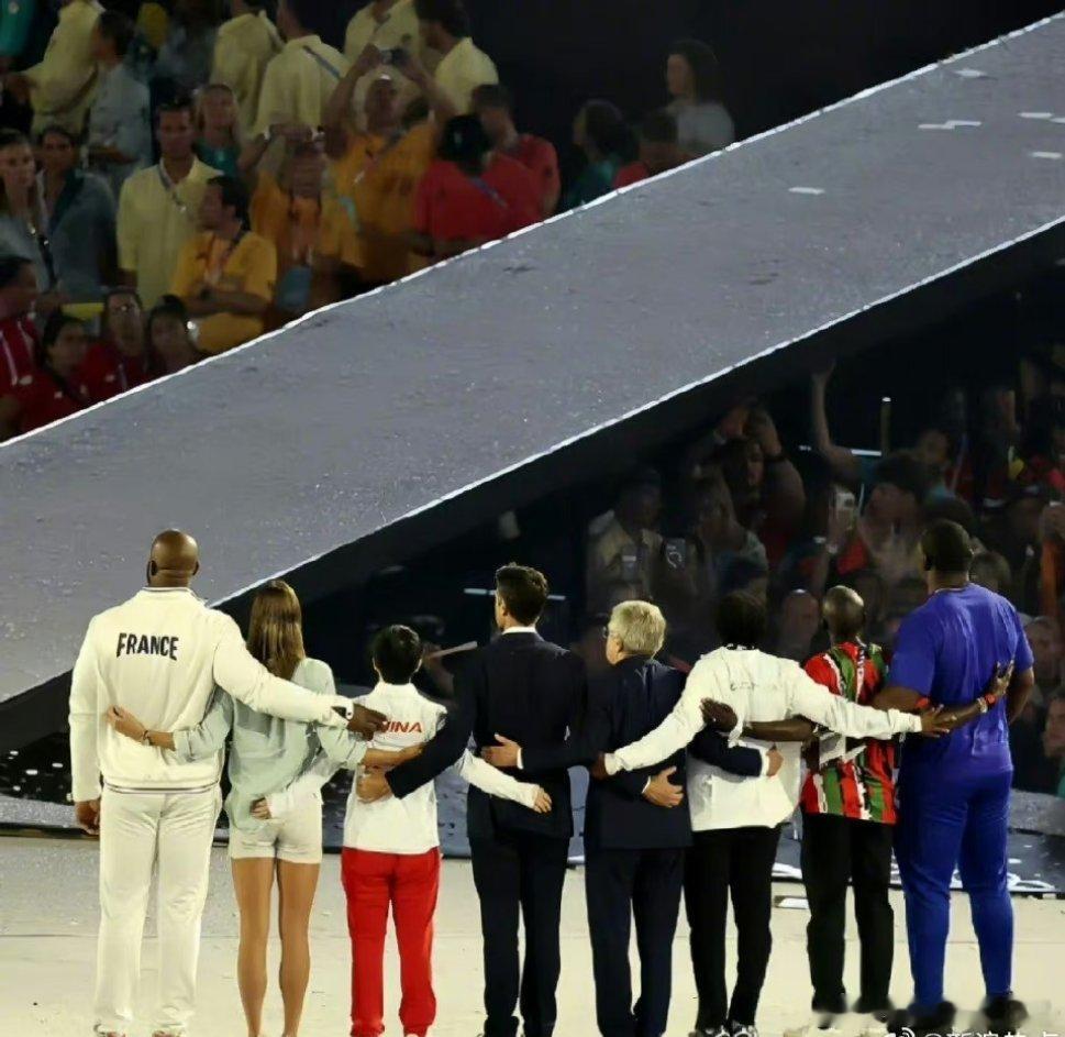 莎莎小小的背后有三只大手哈哈哈哈 ​​​