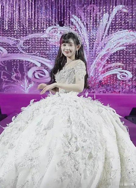 特步二公主与七匹狼公子大婚，谢霆锋到场为干女儿祝贺。此前，特步二公主丁佳敏与七匹