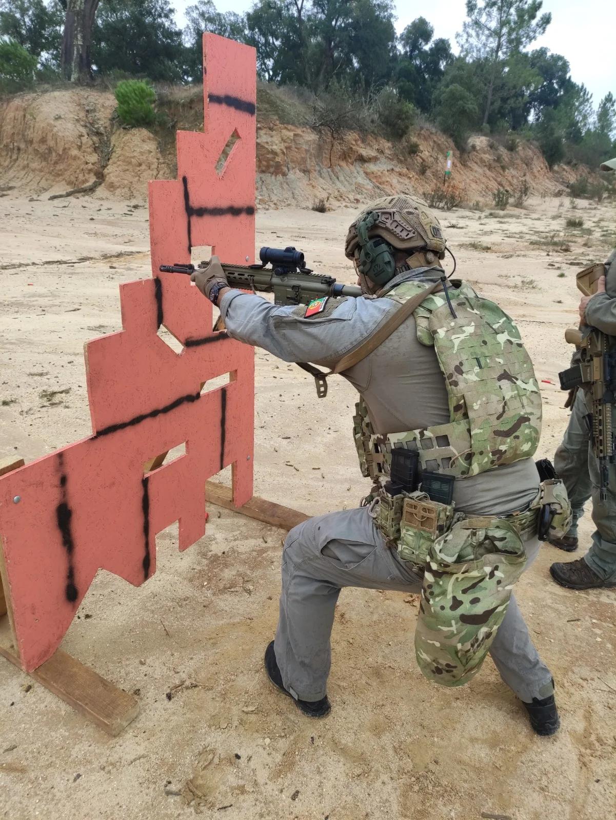 葡萄牙海军陆战队特种部队士兵正在练习使用他的 HK416A5 5.56 毫米突击