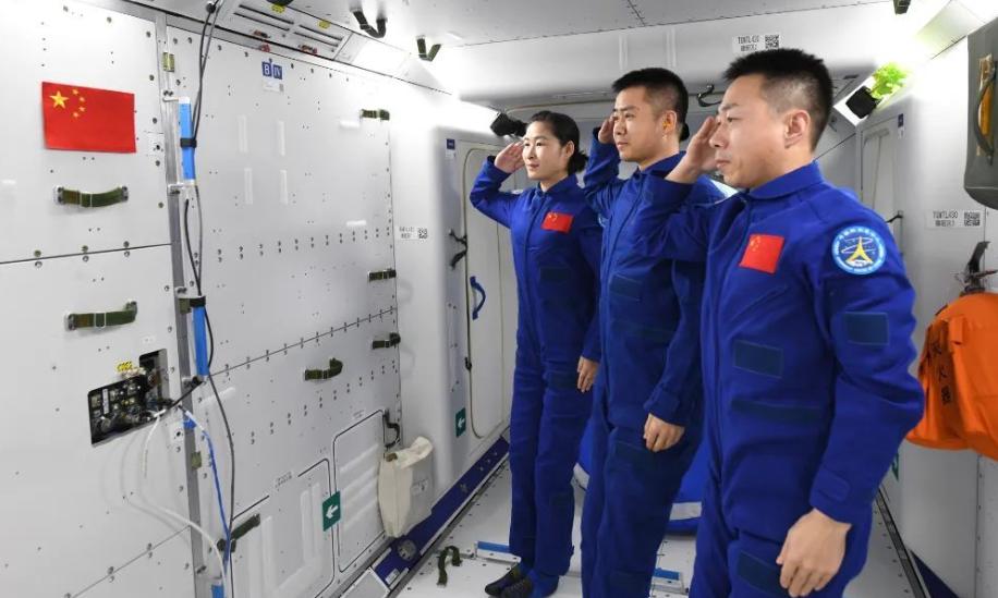 拿我们航天员的生命去迎合西方的 “政治正确”？在离地面四百公里的太空，中国航天员