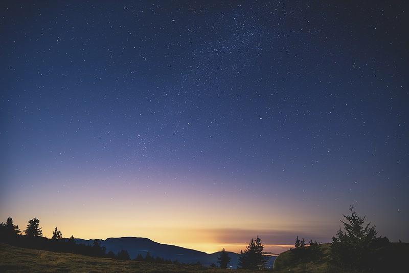 今天的天气很好。下班比较早。就去外面散步。真好。这个天气就适合去逛逛。
